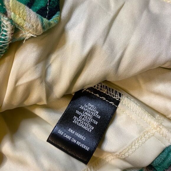 Torrid Green Tropical Floral Print Crinkle Gauze Smocked Tank Top - Picture 9 of 9